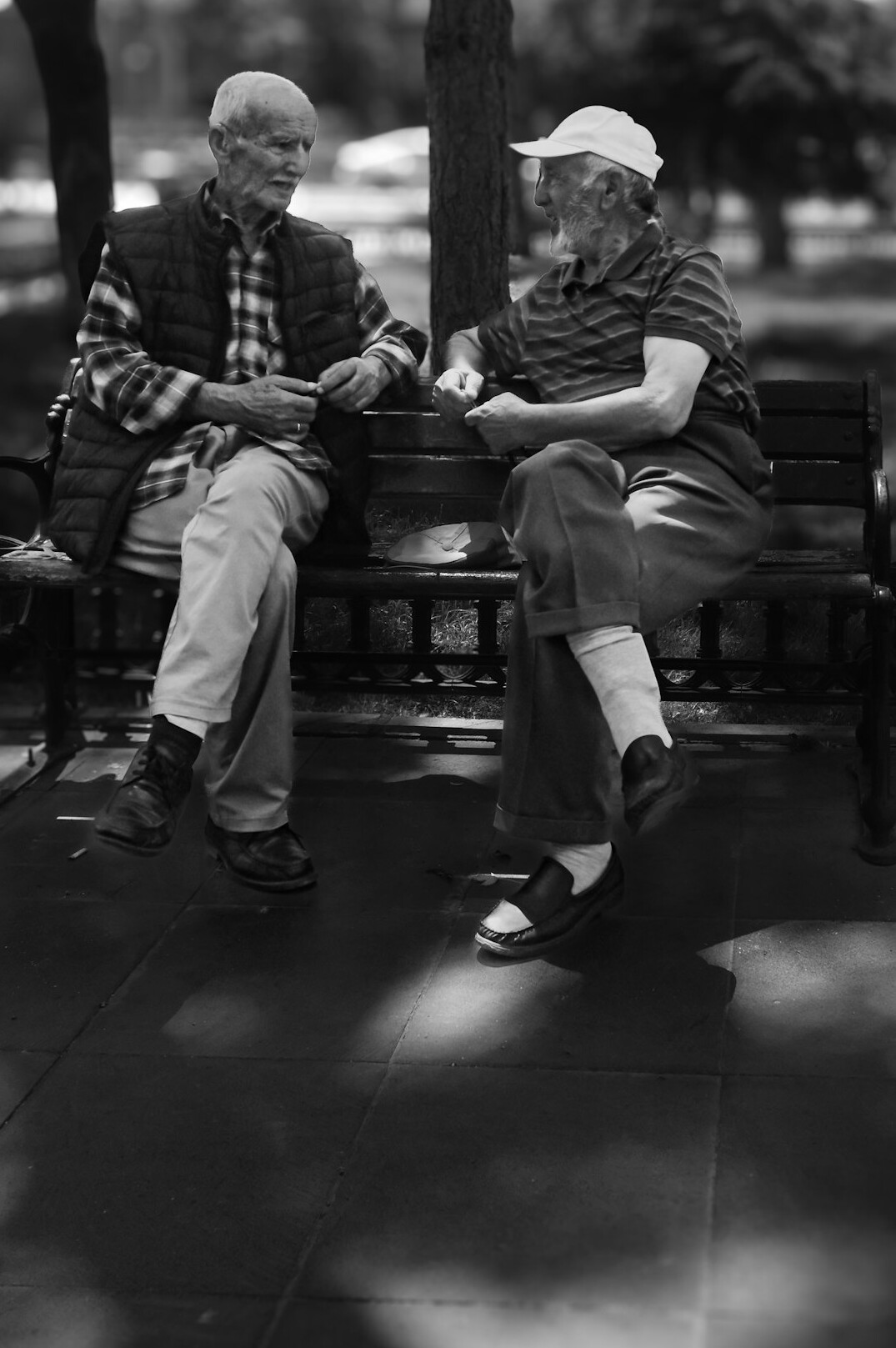seniors enjoying coffee together