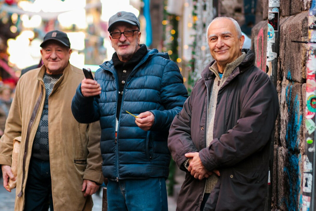 Gruppe fröhlicher älterer Menschen lacht gemeinsam im Freien