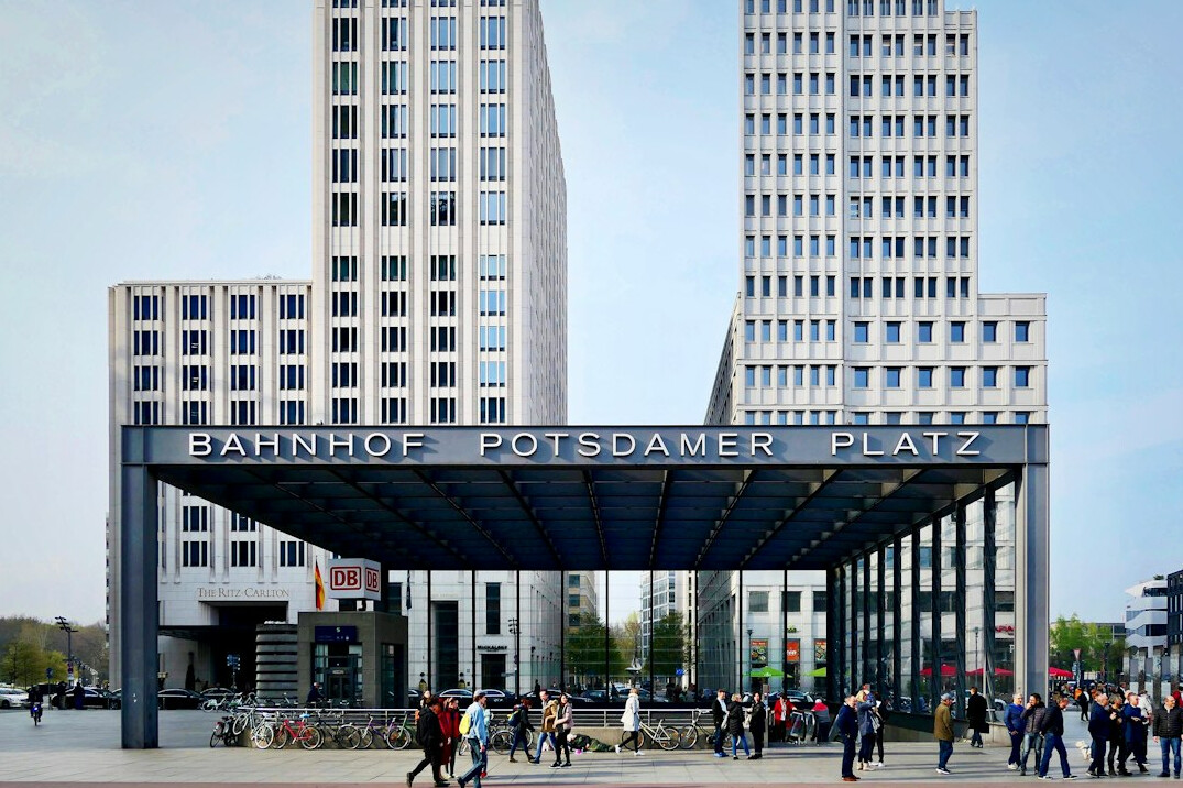 Eingang des Gemeinschaftszentrums mit Rampe